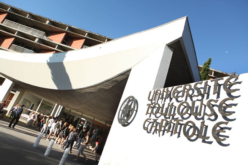 Façade Arsenal, logo Université Toulouse Capitole et étudiants