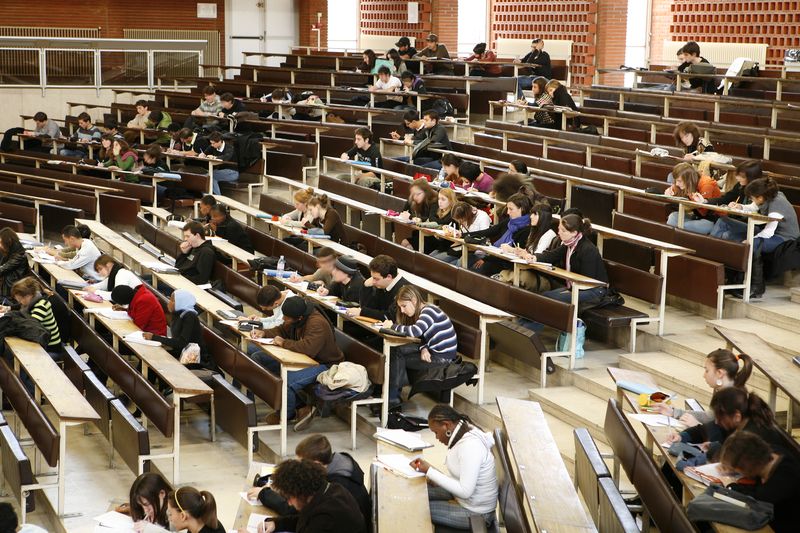 Amphithéâtre Michel Despax et étudiants, Arsenal