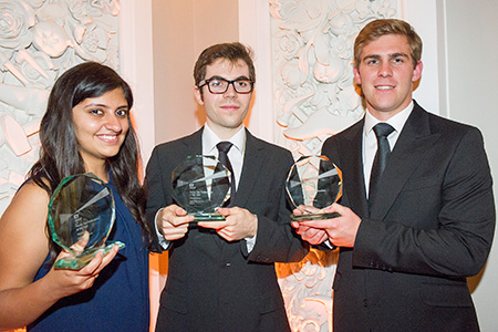 Mathieu Ferré entouré de Charishma Motwani et Johannes Willem Small, podium 2013 du YTPY